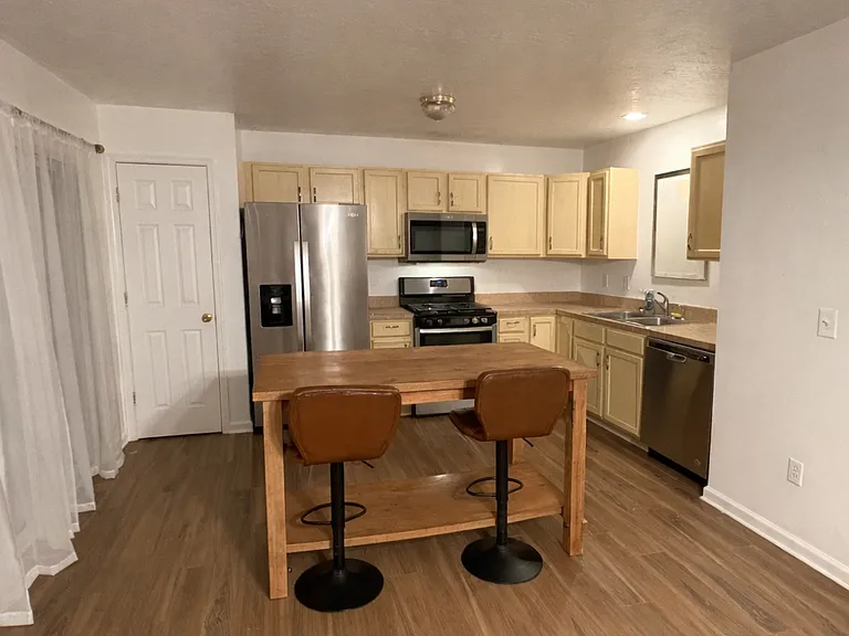 398 Madison Dr — Photo 2