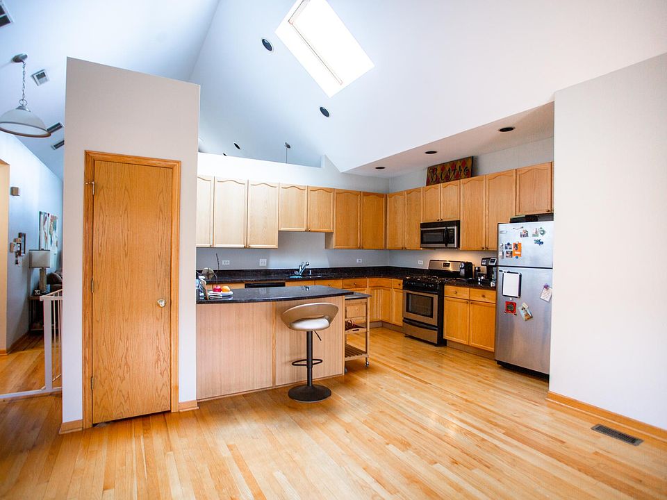 2nd image of 3952-54 N Greenview Ave #1