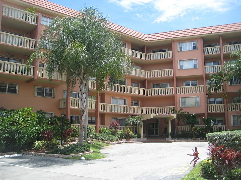 900 River Reach Entrance