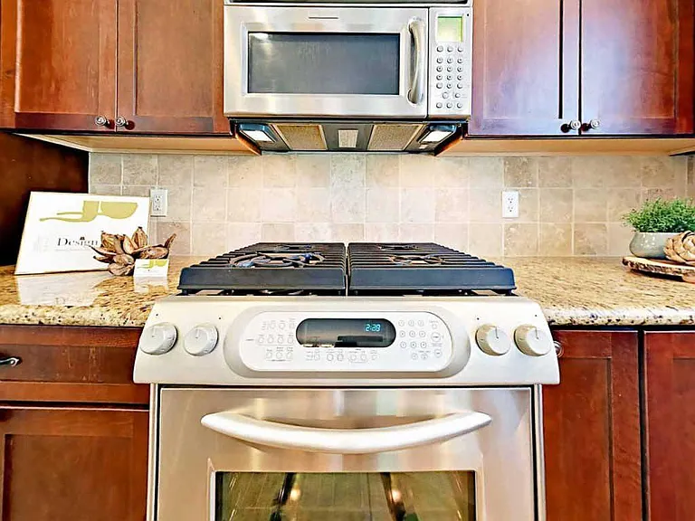 946 E Winding Creek Dr — Photo 11