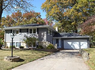 2432 Queens Dr, Woodbury, MN 55125