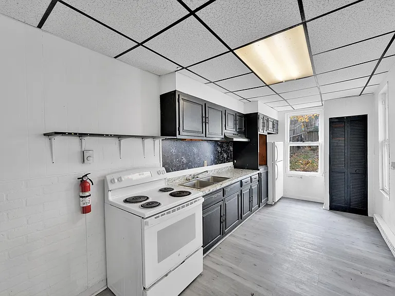 1323 W Norwegian St — Photo 2