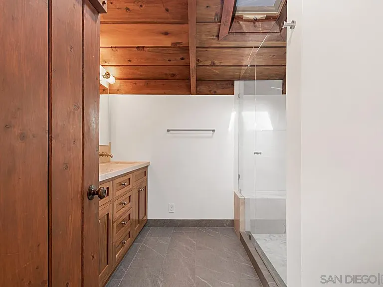 573 Amphitheatre Dr — Photo 24