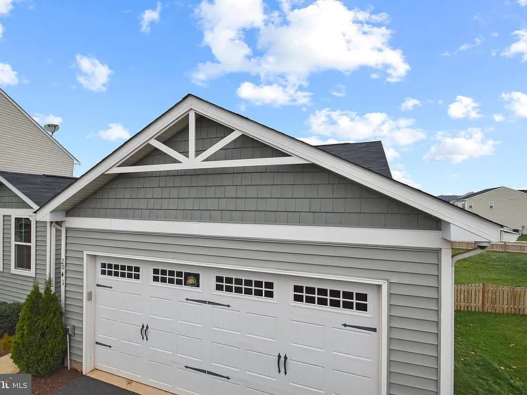 2041 Crepe Myrtle Ln — Photo 1
