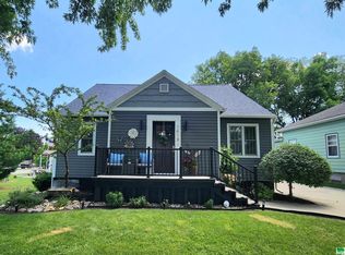 1418 Locust St, Hull, IA 51239