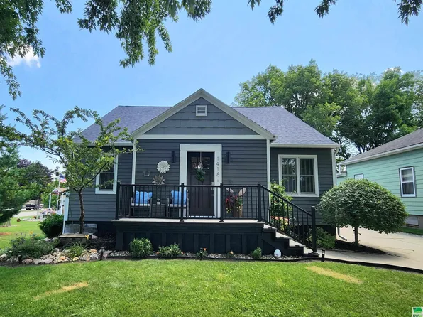 1418 Locust St, Hull, IA 51239