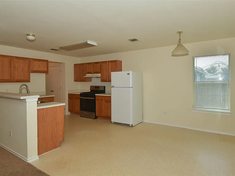 807 Estancia Way — Photo 6