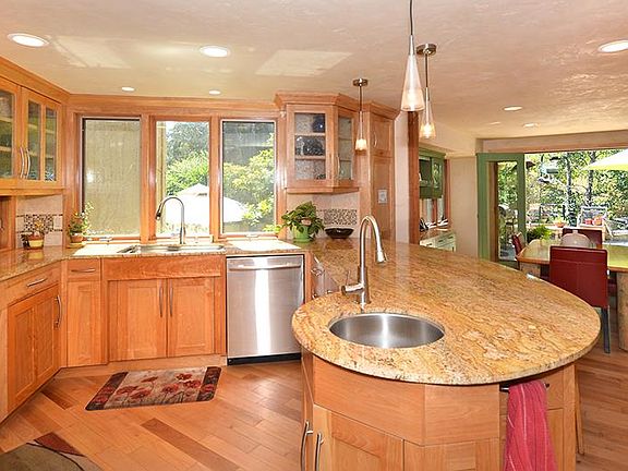 5th image of 803 Riverview Dr