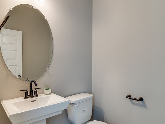 2nd image of 416 Queen Ln