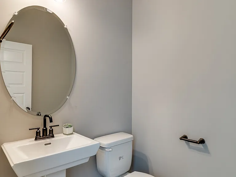 416 Queen Ln — Photo 2