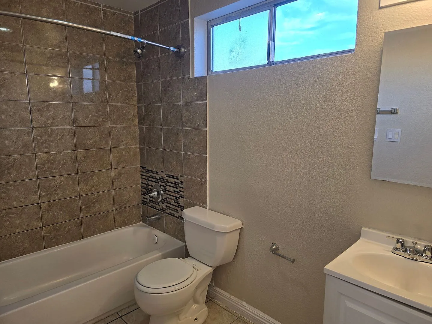 Hernandez Breckenwood Ct 1724 Las Vegas Nv 89115 — Photo 4