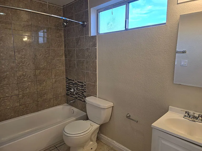 1724 Breckenwood Ct — Photo 4
