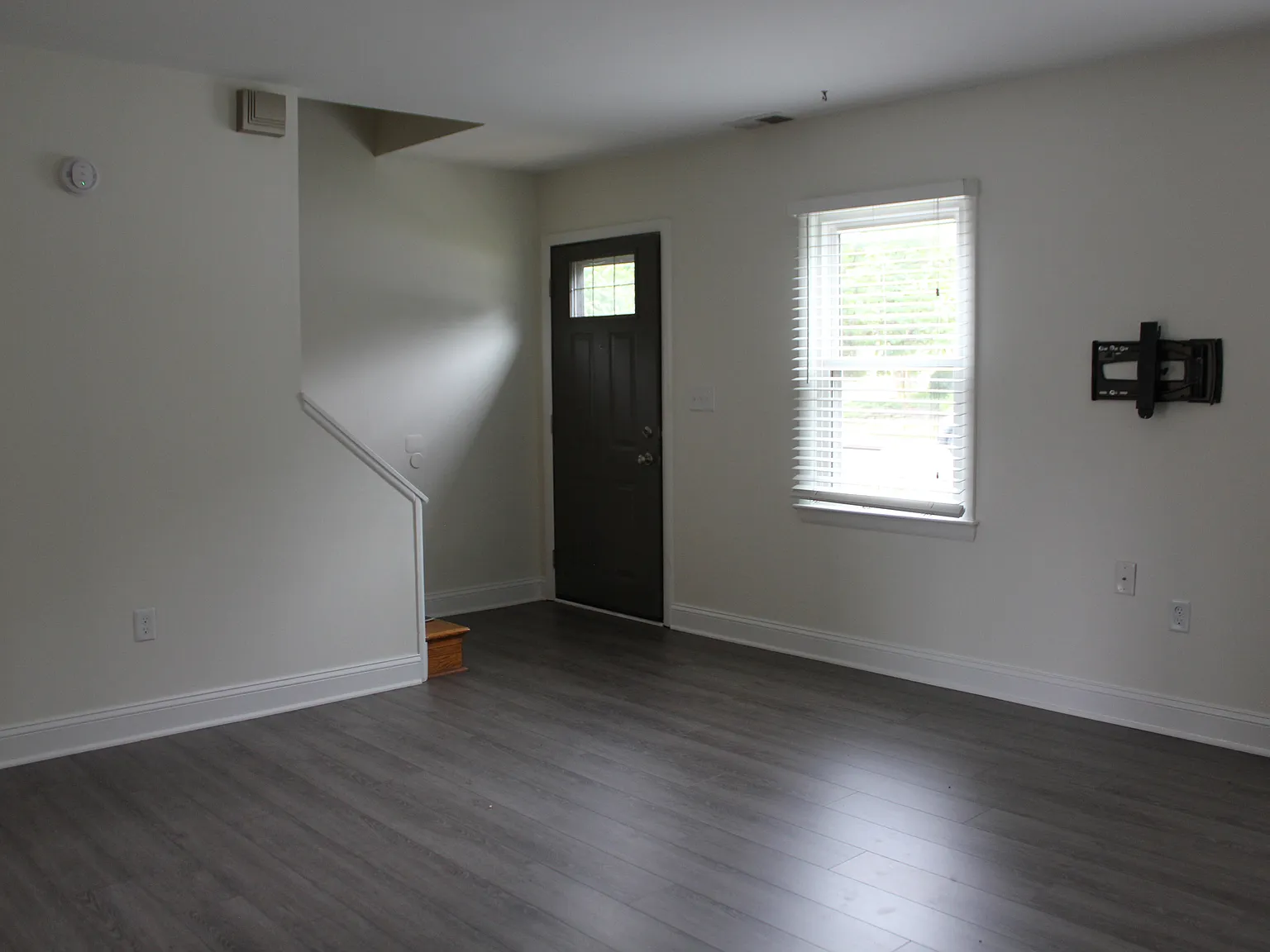 3 bed, 1.5 bath, 1200 sqft, $2,500 — Photo 2