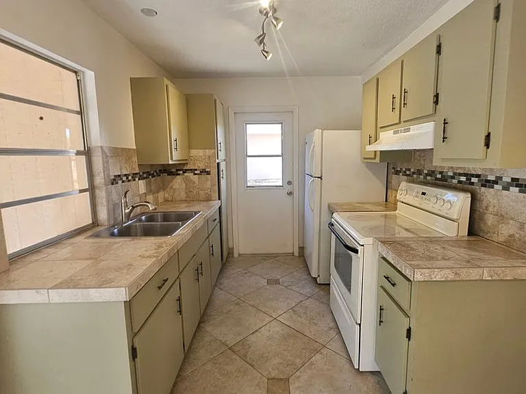 1225 Armsdale Ave — Photo 7