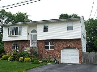 2 Castaldi Ct, Bethpage, NY 11714