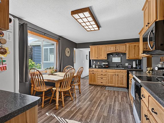 4th image of 802 John St