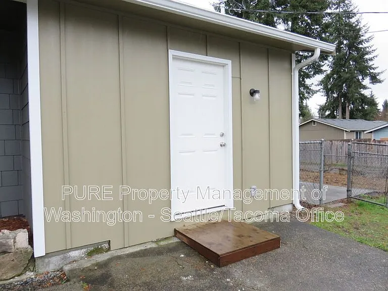 202 Solberg St SW #C — Photo 6