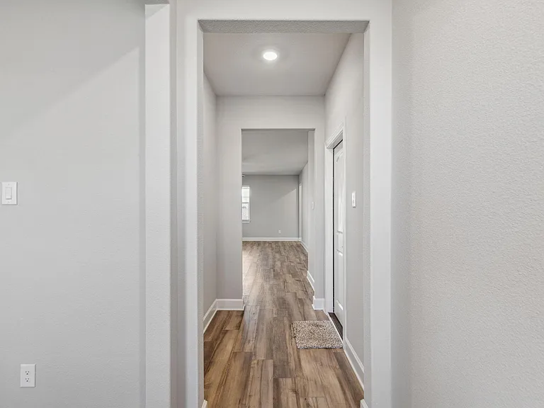 929 Emerson Dr — Photo 4