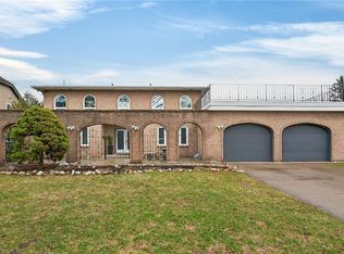 22 Woodside Dr, Hamilton, ON L8T 1C3