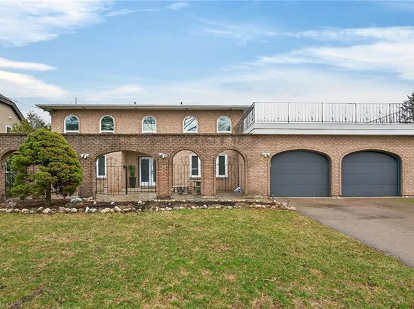 22 Woodside Dr, Hamilton, ON L8T 1C3