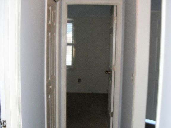 to third bedroom from halway