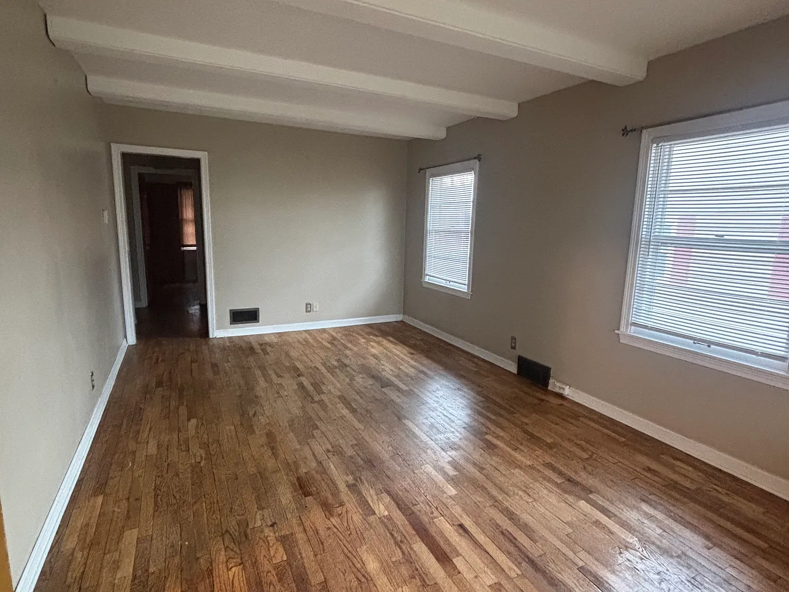 3 bed, 864 sqft, $1,300 — Photo 1