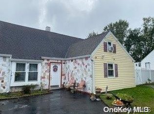 6 Dalton Rd, Bay Shore, NY 11706