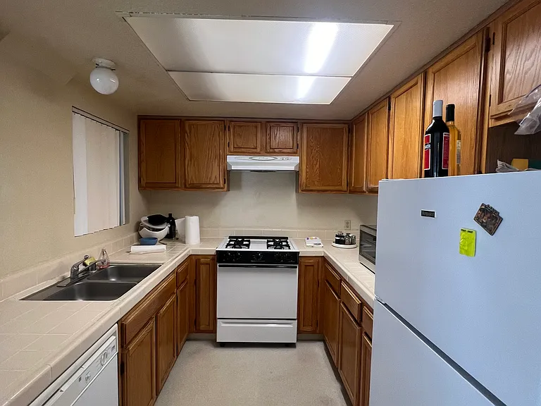Full service kitchen, new fridge/freezer this year.