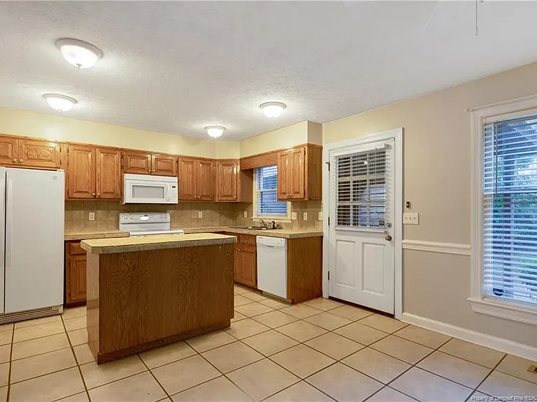 405 Bannerman Ct — Photo 16