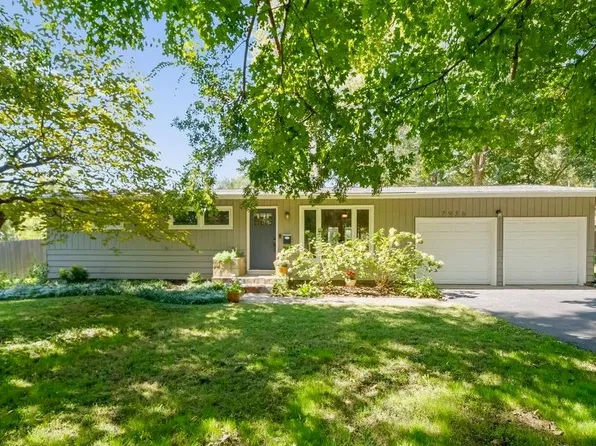 7956 Canterbury St, Prairie Village, KS 66208