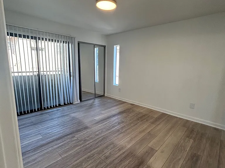 Glenoaks Apartments — Photo 22