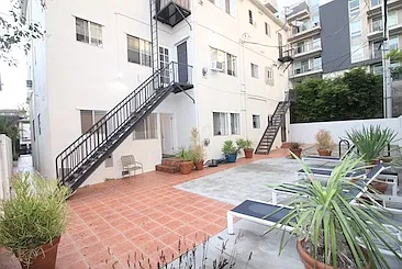 S Manhattan Pl — Photo 4