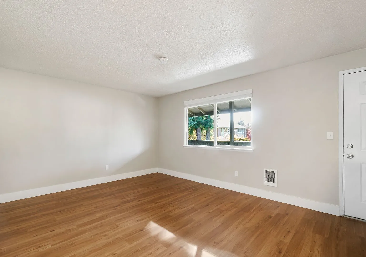Lilly Apartments — Photo 1