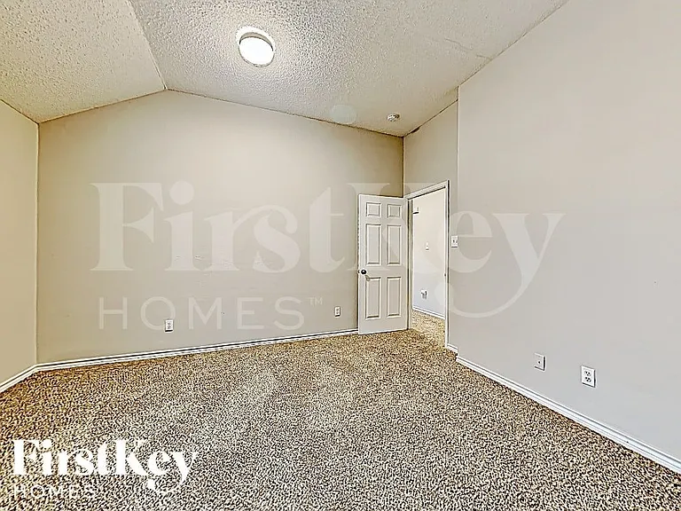 5611 Chimney Rock Dr — Photo 9