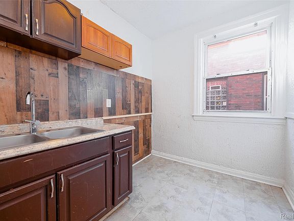 5th image of 3235 Monterey St