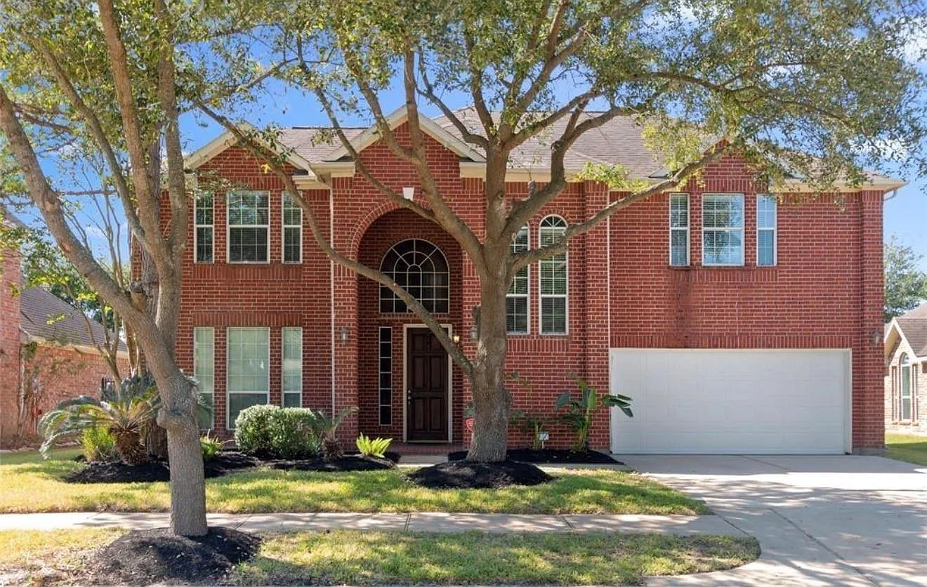4 bed, 2.5 bath, 2770 sqft, $3,000 — Photo 2