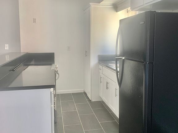 3rd image of 324 S Saint Andrews Pl #202