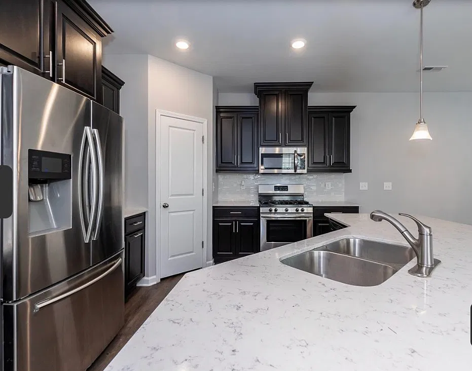 3 bed, 2.5 bath, 1700 sqft, $2,000 — Photo 2