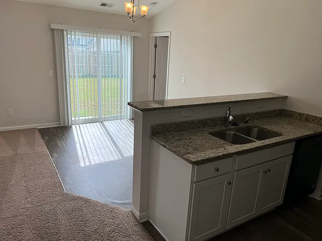 3 bed, 1400 sqft, $2,200 — Photo 3