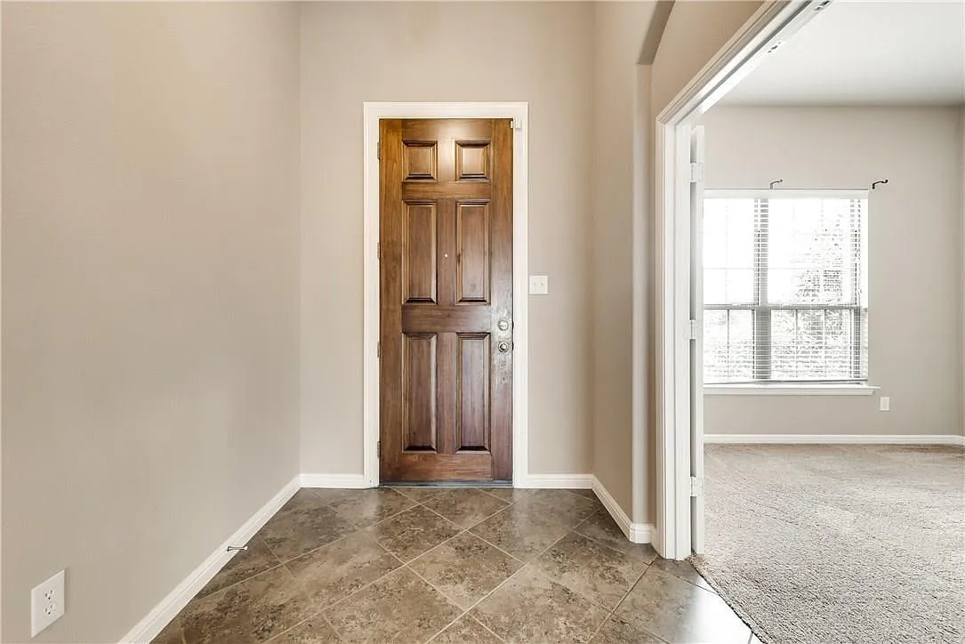 3 bed, 2070 sqft, $2,300 — Photo 3
