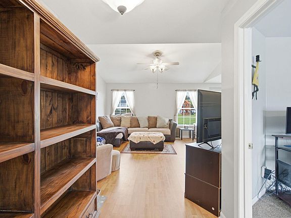 4th image of 227 Leslie Dr