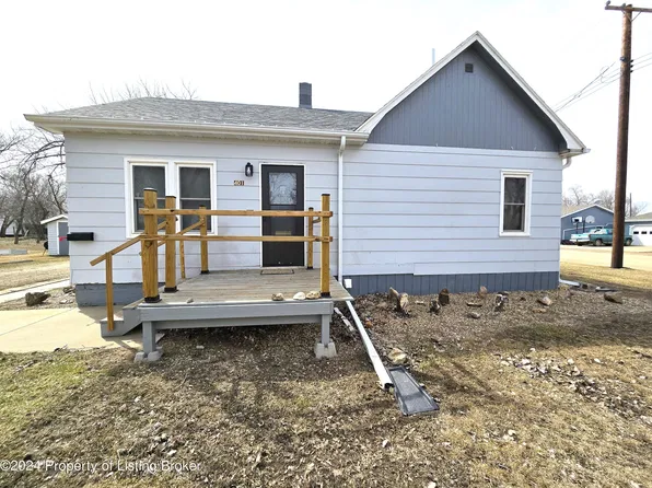 401 4th Ave E, Lemmon, SD 57638