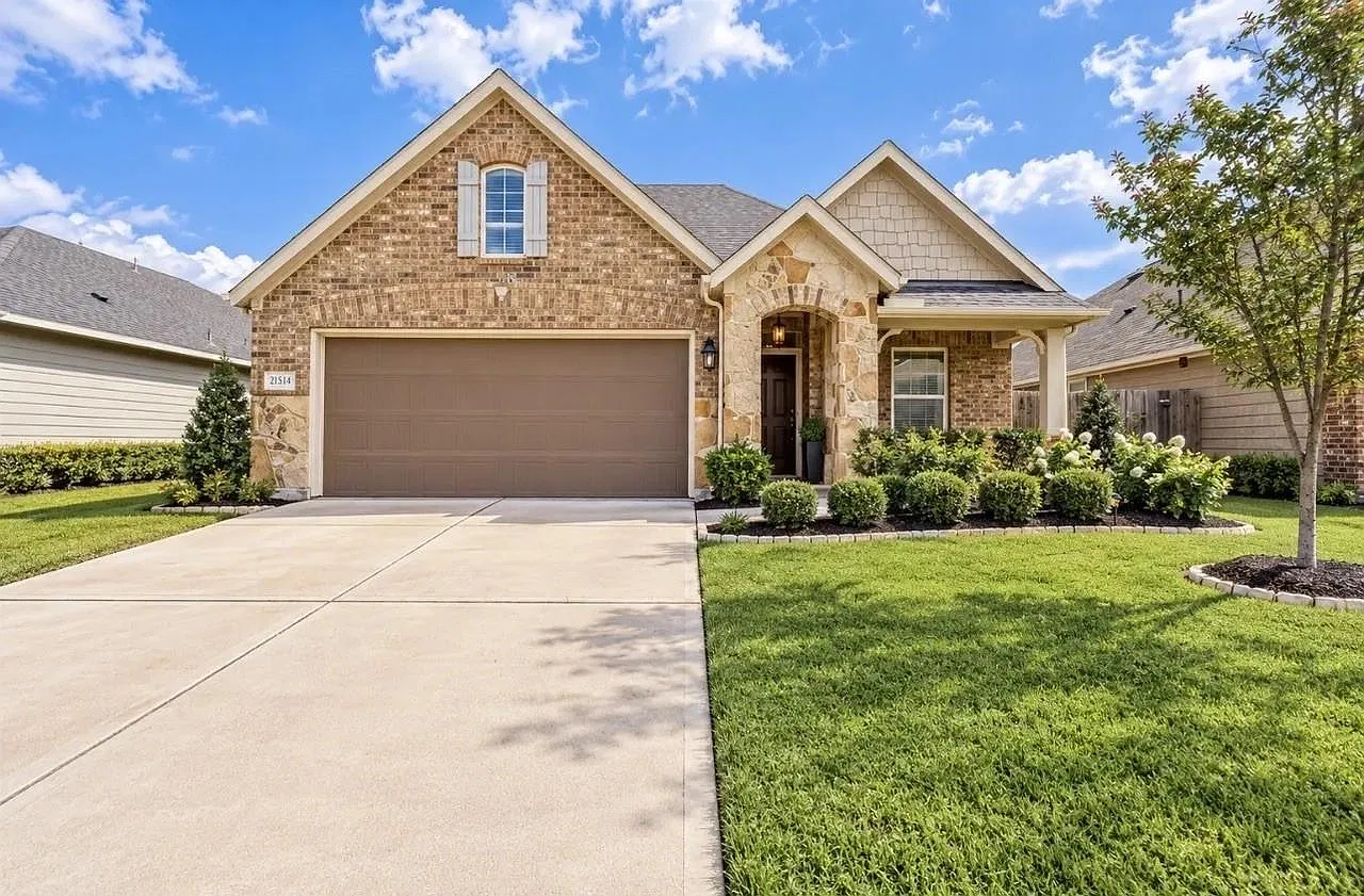 4 bed, 2.0 bath, 1722 sqft, $2,400 — Photo 1