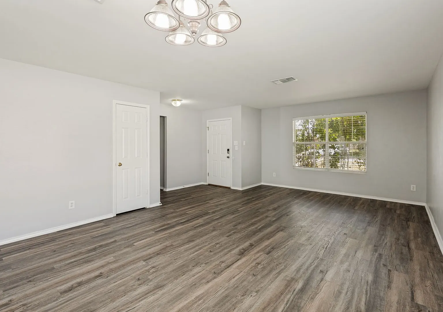 4-Bedroom in The Enclave at Willow Point — Photo 4