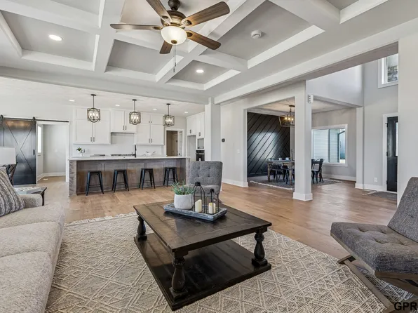 3901 S 212th St, Elkhorn, NE 68022