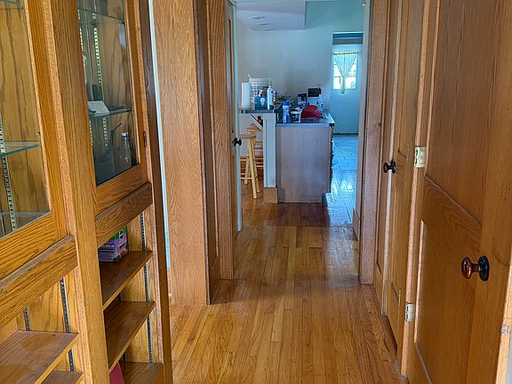 4th image of 139 Leslie St