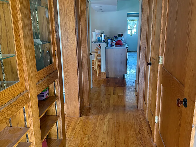 139 Leslie St — Photo 4