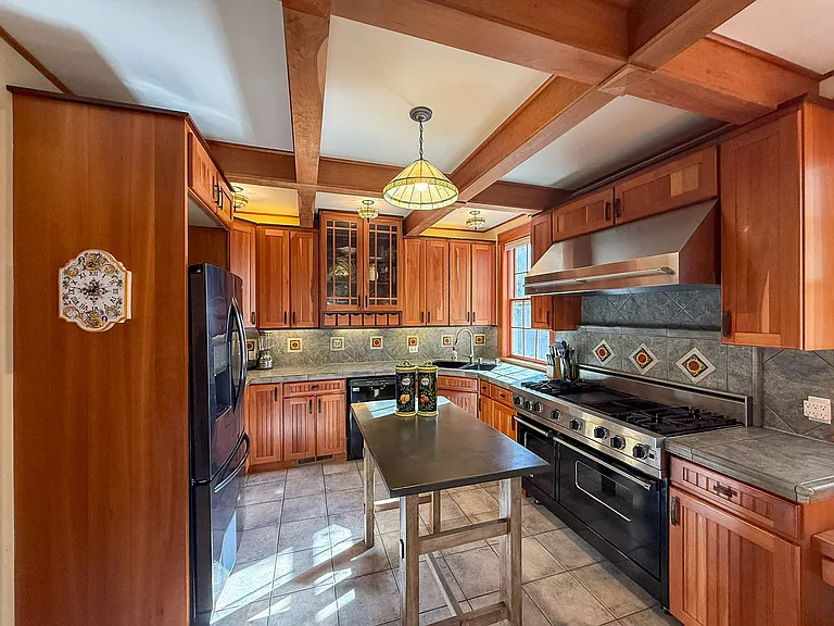 385 Coombs St — Photo 15