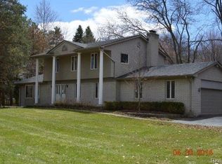 1349 Long Lake Dr, Brighton, MI