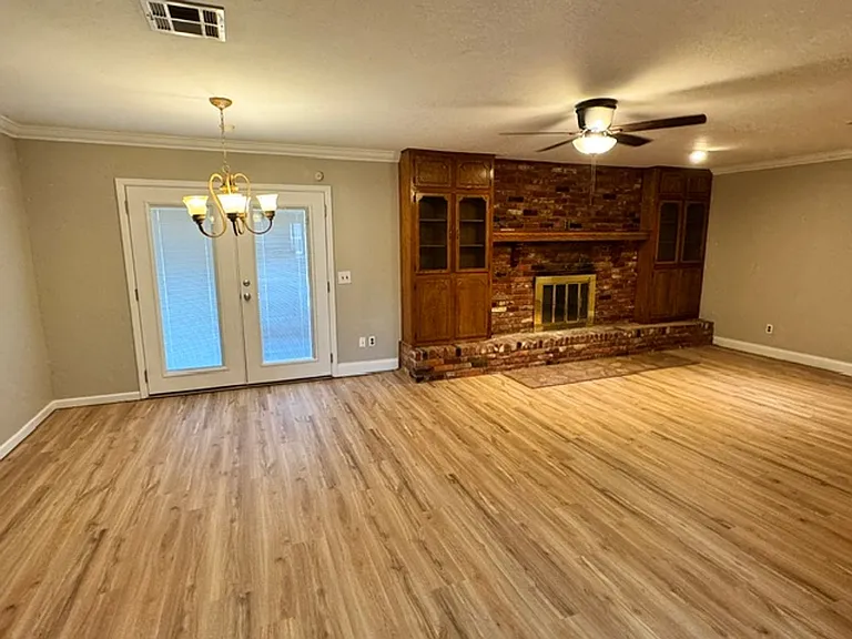 2204 Edgewood Dr — Photo 3